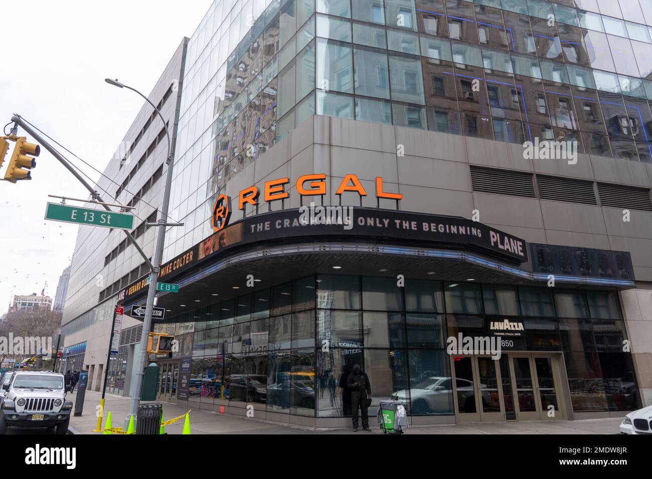 Edificio de cine Regal Union Square visto en la ciudad de Nueva York.  Cineworld planea cerrar 39 ubicaciones de Regal en Estados Unidos en  febrero, una medida que podría ahorrar $22 millones