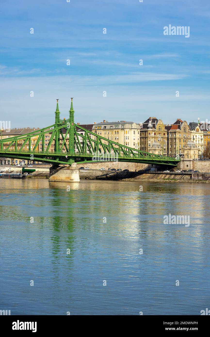 Puente de la Libertad sobre el río Danubio en Budapest Hungría. Foto de stock