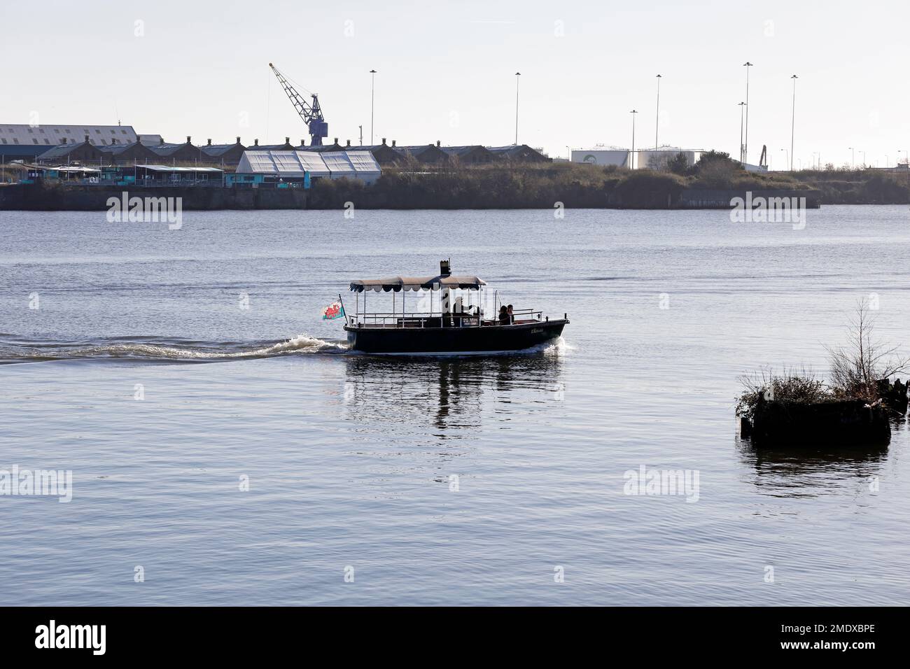 Pequeño taxi acuático volando la bandera del Dragón Galés, Cardiff Bay tomó el 2023 de enero Foto de stock