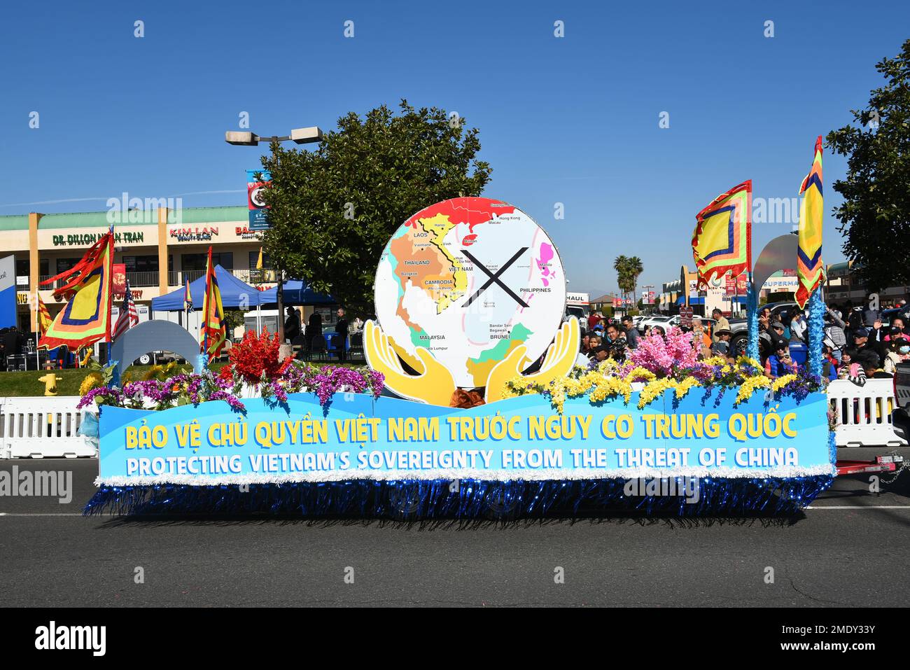 WESTMINSTER, CALIFORNIA - 22 ENE 2023: Protegiendo la soberanía de los vietnamitas de la amenaza de China flotan en el Desfile del Tet celebrando el Año del C. Foto de stock