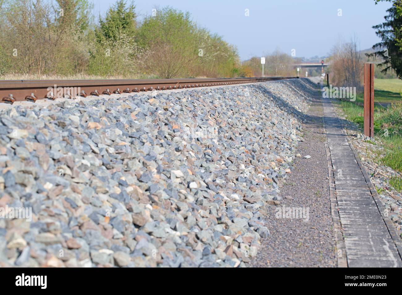 Vía ferroviaria en el lecho de grava en un primer plano Foto de stock