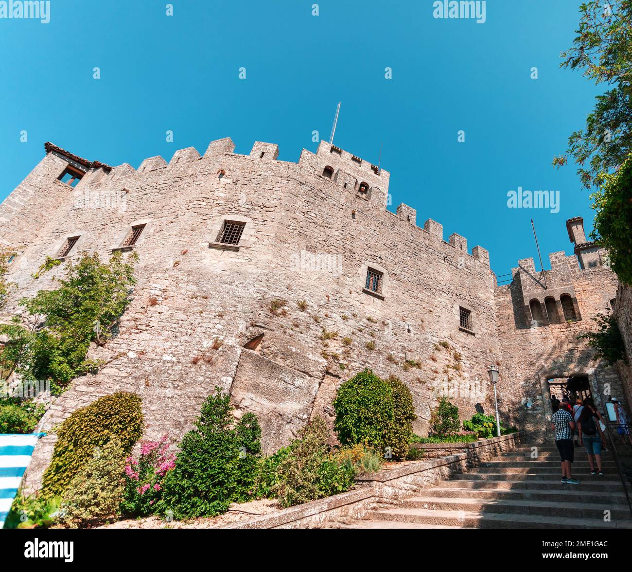 Seconda Torre - Cesta en la república San Marino, Italia. Vista de la fortaleza desde abajo desde la entrada a la torre Foto de stock