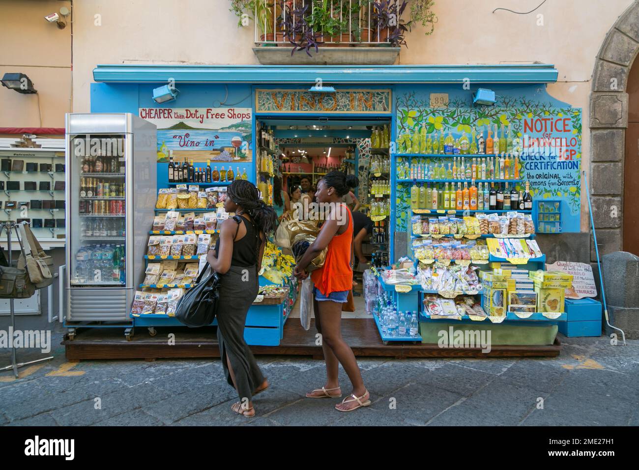 Dos mujeres jóvenes de piel oscura paseando por una tienda en Sorrento, Campania, Italia. Foto de stock