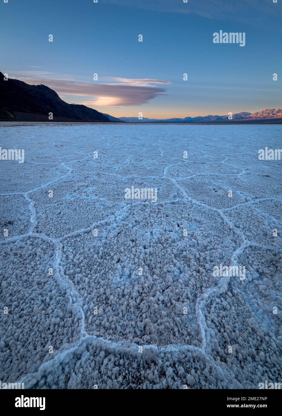 Formaciones de sal en Badwater Basin en el Parque Nacional del Valle de la Muerte, California. Foto de stock