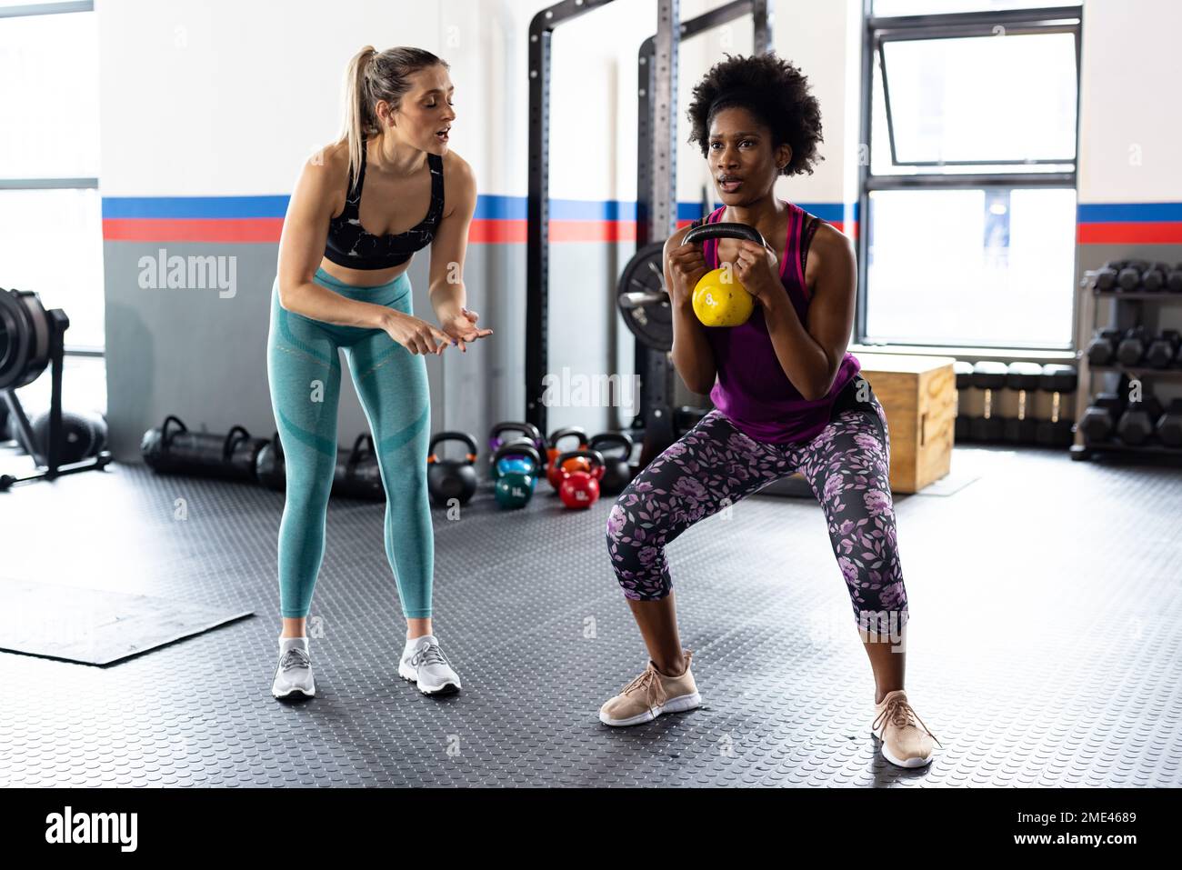 Mujer deportiva hacer ejercicios con pesas. Foto de mujeres vistiendo ropa  deportiva muscular en el gimnasio. La fuerza y la motivación Fotografía de  stock - Alamy