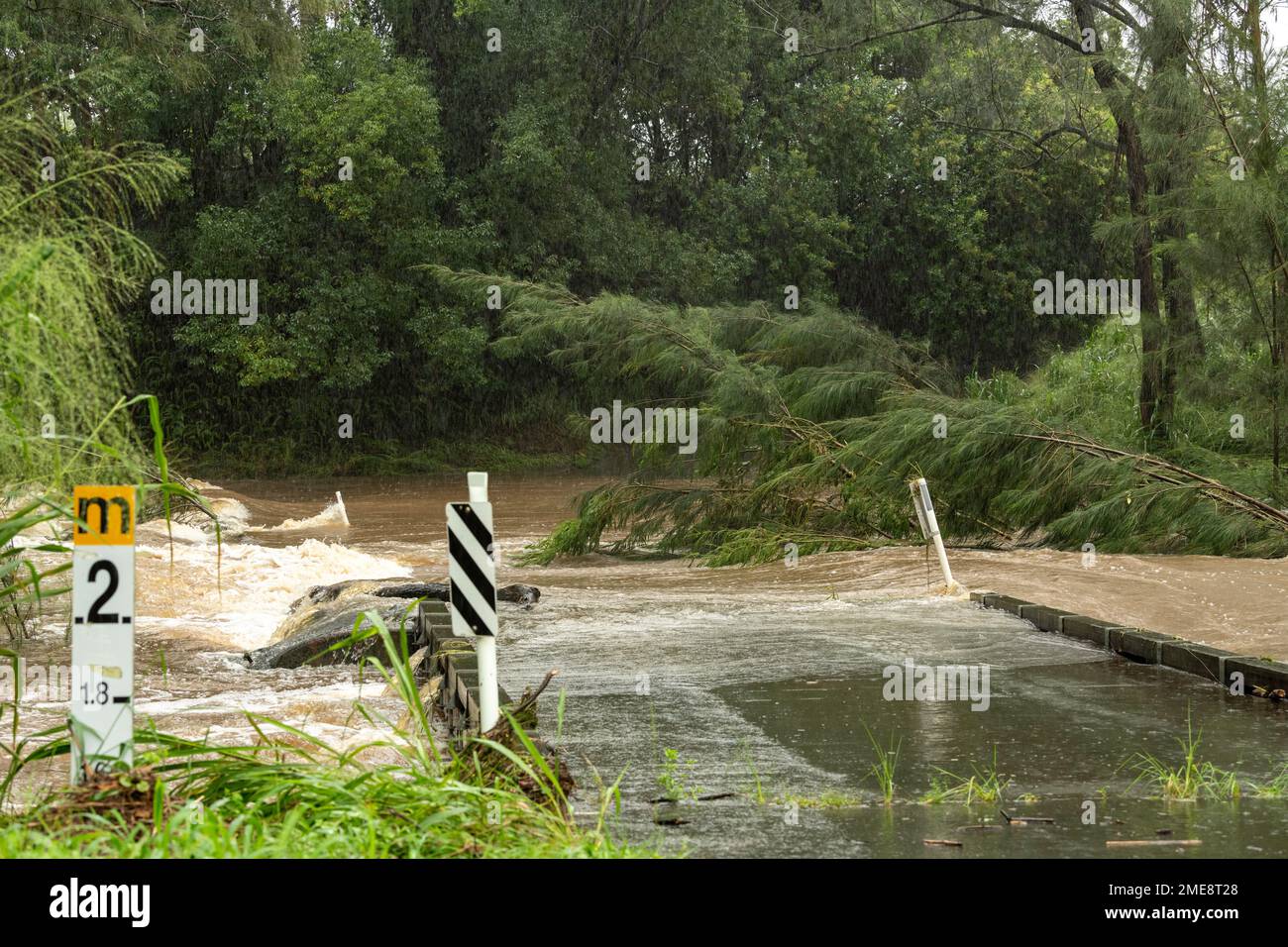 Inundación del río South Pine en Bunya Road en marzo de 2021 en las afueras de Brisbane, Australia Foto de stock