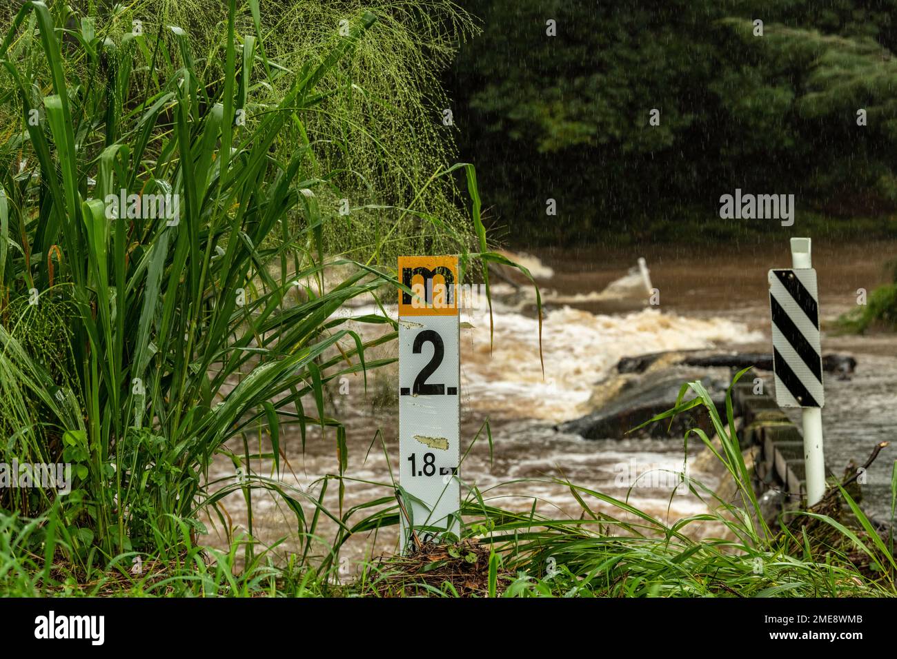 Marcador de profundidad que muestra el nivel de inundación del río South Pine en el cruce de Bunya Road en marzo de 2021 en las afueras de Brisbane, Australia Foto de stock