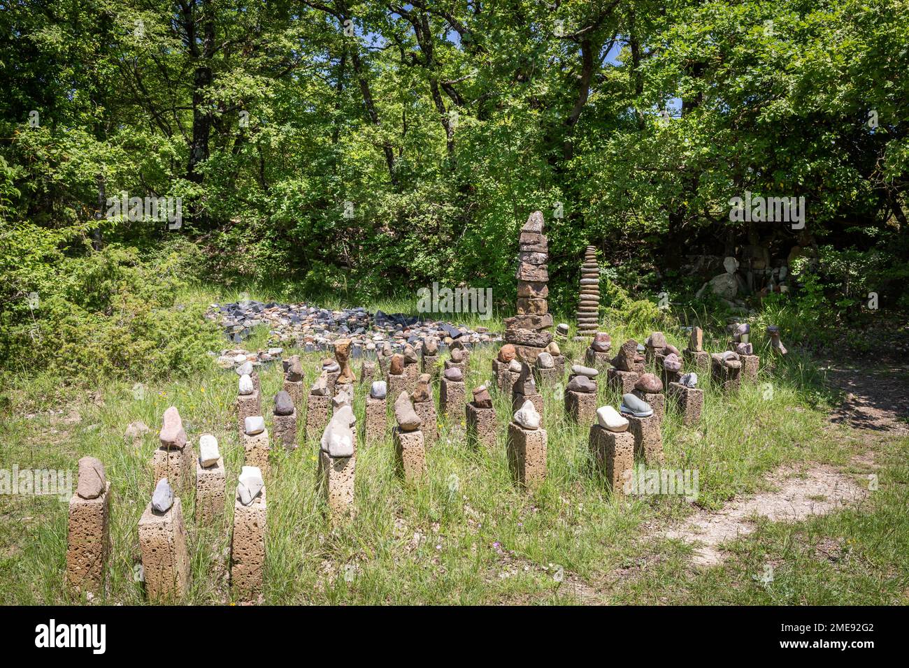 Esculturas de piedra en el mágico parque Dreamwoods, escondido en las colinas de la Toscana, diseñado por el artista alemán Deva Manfredo (Manfred Fluke), Italia. Foto de stock