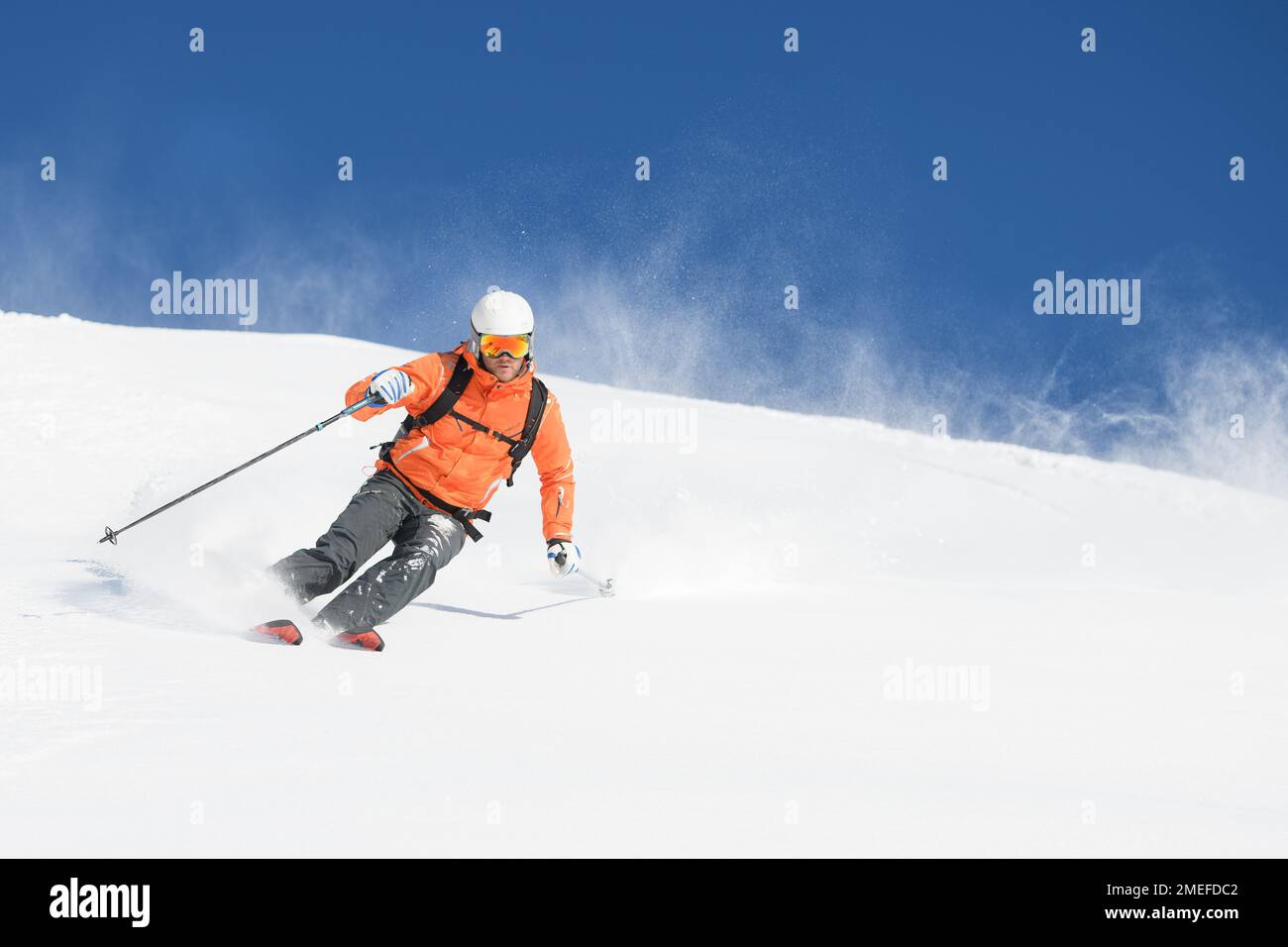 Esquiador de montañismo durante el descenso de polvo Foto de stock