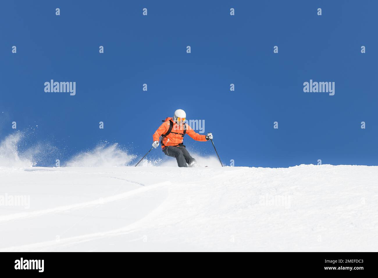 Nieve virgen fresca blanca durante el descenso de esquí de travesía Foto de stock