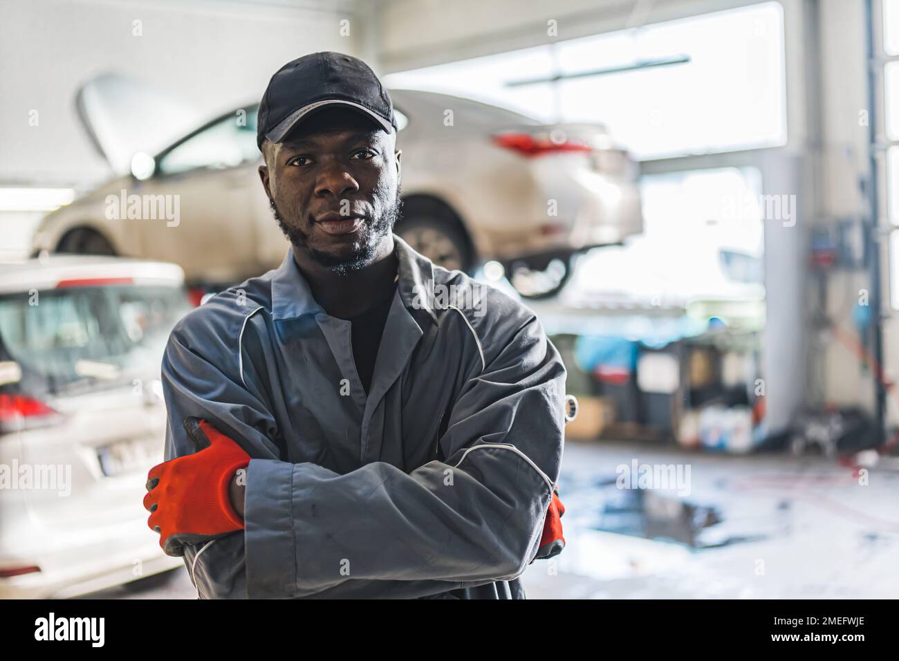 Fotos de Retrato Mecánico Automóviles Uniforme Con Guantes Protección Taller  Reparación Automóviles - Imagen de © IgorVetushko #228015948