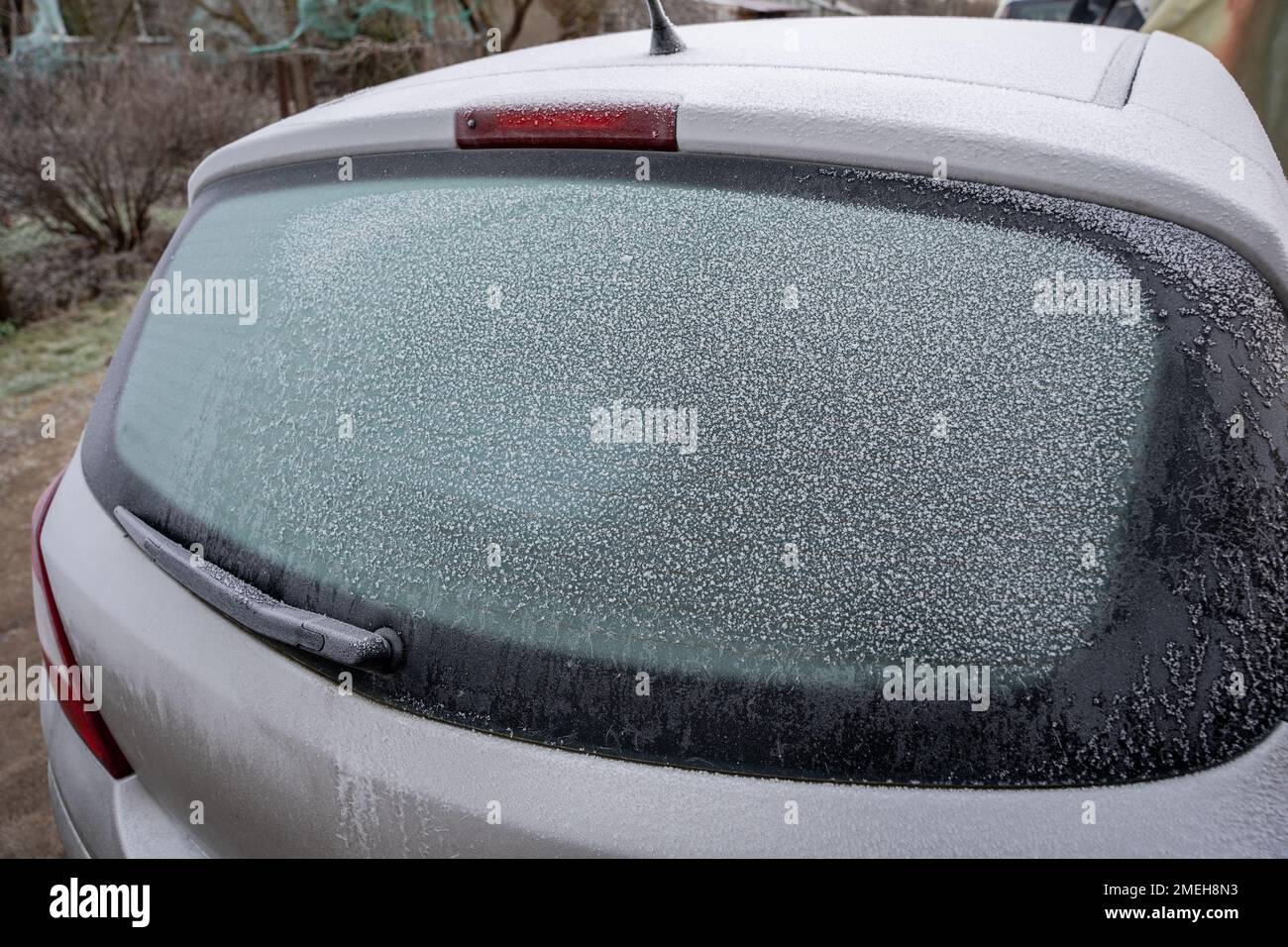 Primer plano del parabrisas trasero del coche congelado en invierno  Fotografía de stock - Alamy
