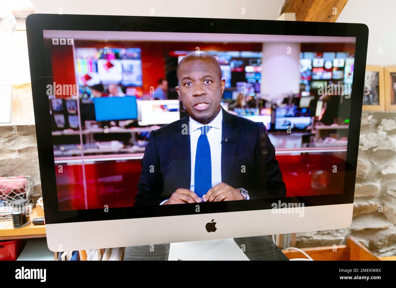El presentador de noticias de la BBC lector Clive Myrie toma de pantalla de la computadora en casa el 23 de enero de 2023 Londres Inglaterra Reino Unido Gran Bretaña Foto de stock