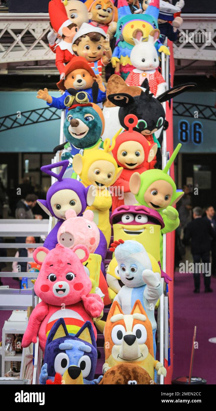 Londres, Reino Unido. 24th de enero de 2023. Apertura de photocall con los  personajes gigantes de juguete, incluyendo favoritos como los Teletubbies,  Paddingdon Bear y otros, que posan y caminan el día