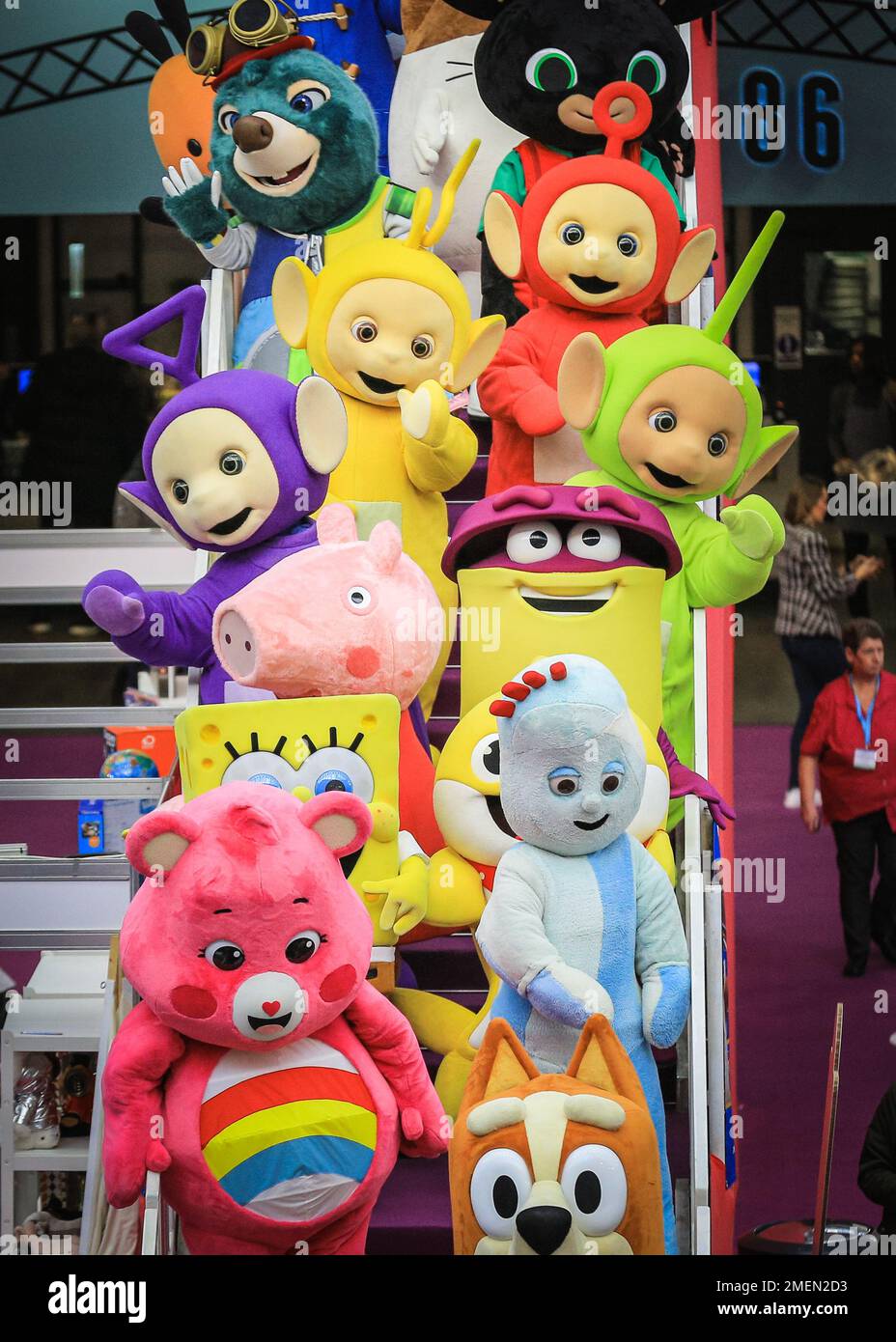 Londres, Reino Unido. 24th de enero de 2023. Apertura de photocall con los  personajes gigantes de juguete, incluyendo favoritos como los Teletubbies,  Paddingdon Bear y otros, que posan y caminan el día
