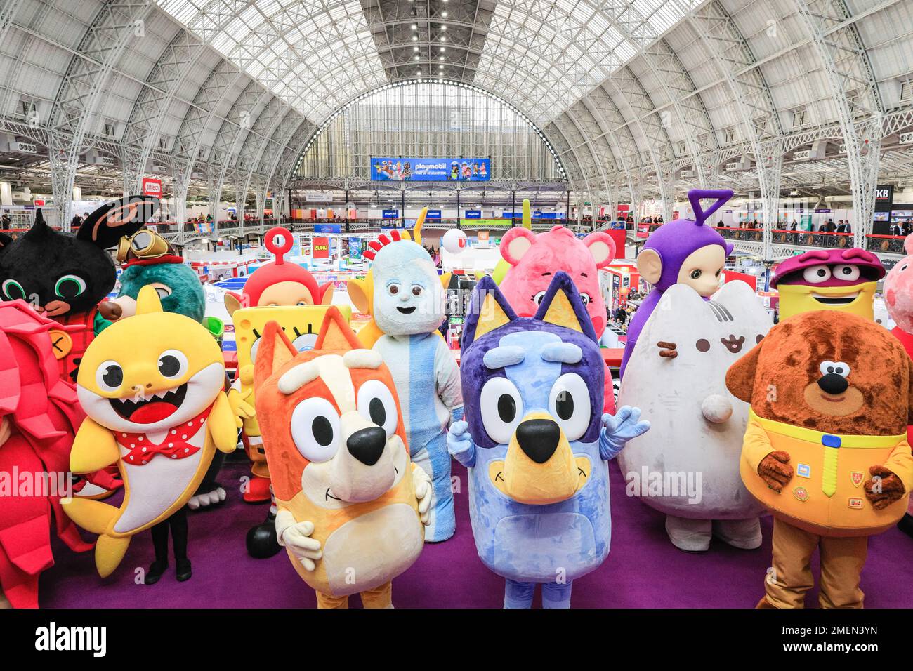 Londres, Reino Unido. 24th de enero de 2023. Apertura de photocall con los  personajes gigantes de juguete, incluyendo favoritos como los Teletubbies,  Paddingdon Bear y otros, que posan y caminan el día