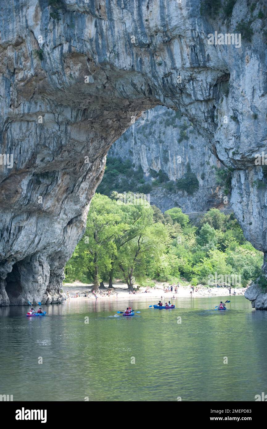 Francia, Ródano-Alpes, Ardeche, río Ardeche, canoas bajo puente de roca natural Pont d'Arc Foto de stock