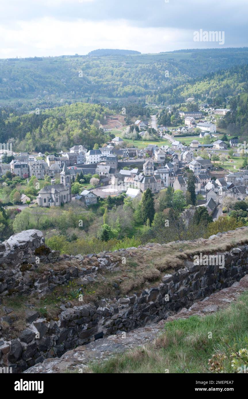 Francia, Auvernia, vista de la ciudad de Murol desde el castillo Foto de stock