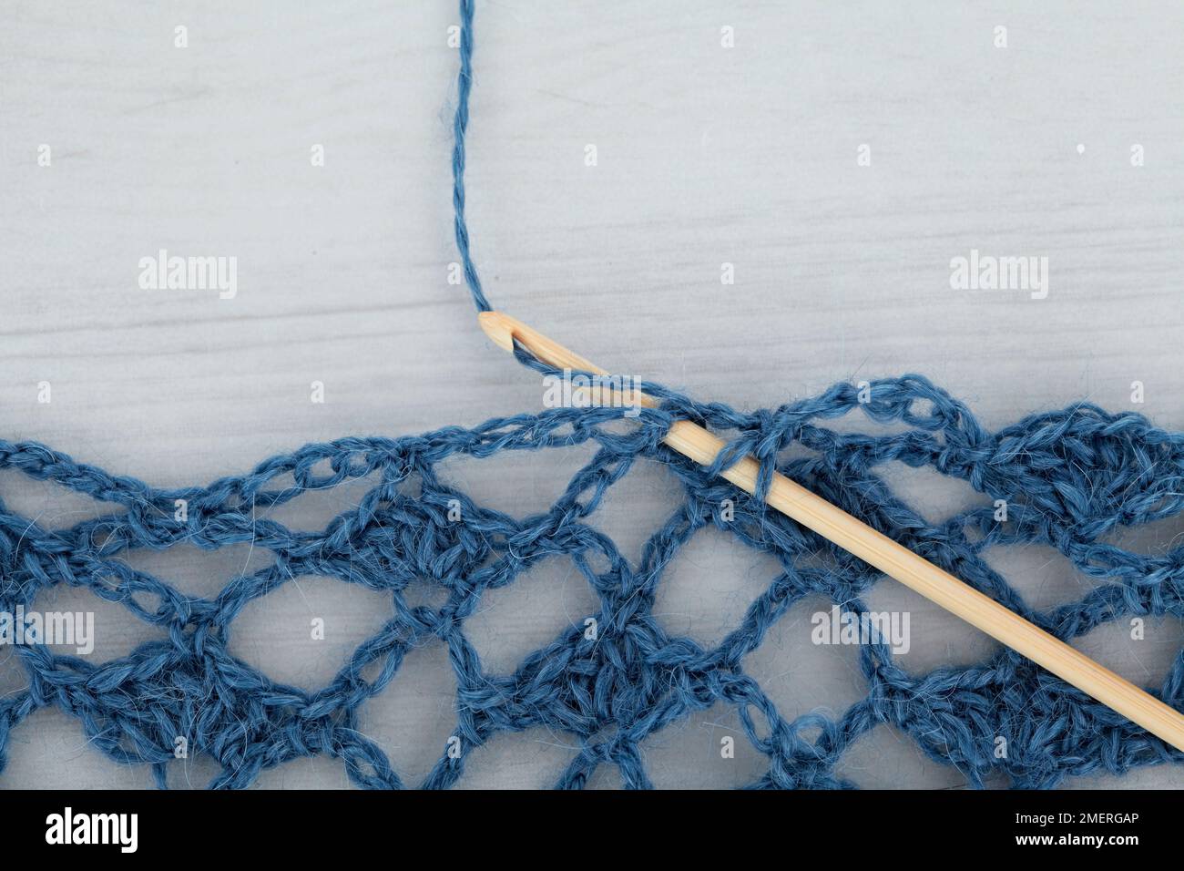 Bufanda de ganchillo fotografías e imágenes de alta resolución - Alamy