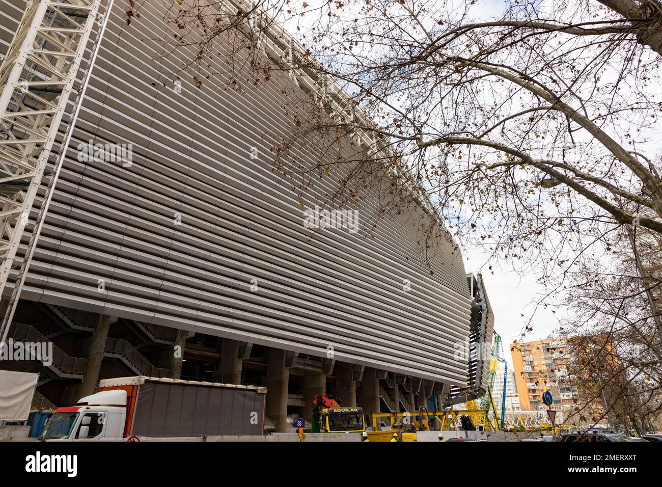 Santiago Bernabeu. Exterior del estadio Santiago Bernabéu en plena construcción y renovación del recinto donde se encuentra el Real Madrid C.F. Campo de fútbol. Foto de stock