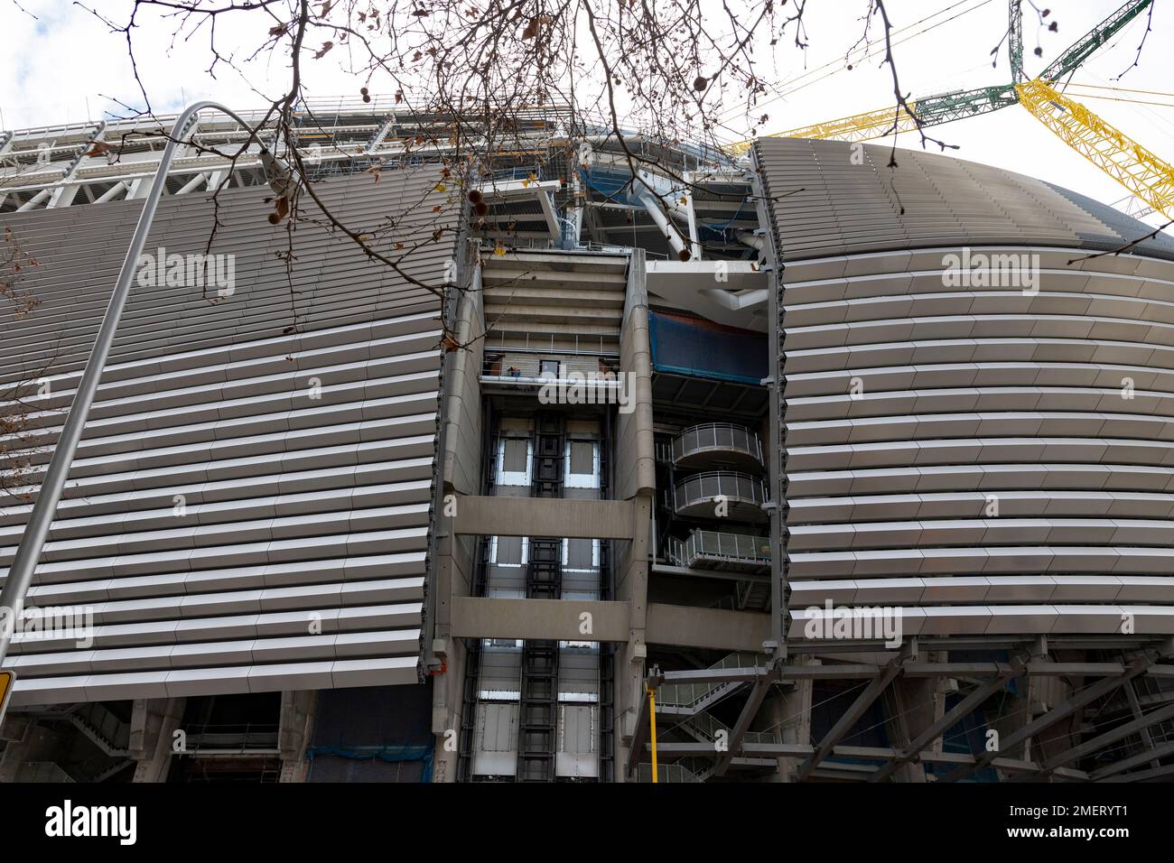 Santiago Bernabeu. Exterior del estadio Santiago Bernabéu en plena construcción y renovación del recinto donde se encuentra el Real Madrid C.F. Campo de fútbol. Foto de stock