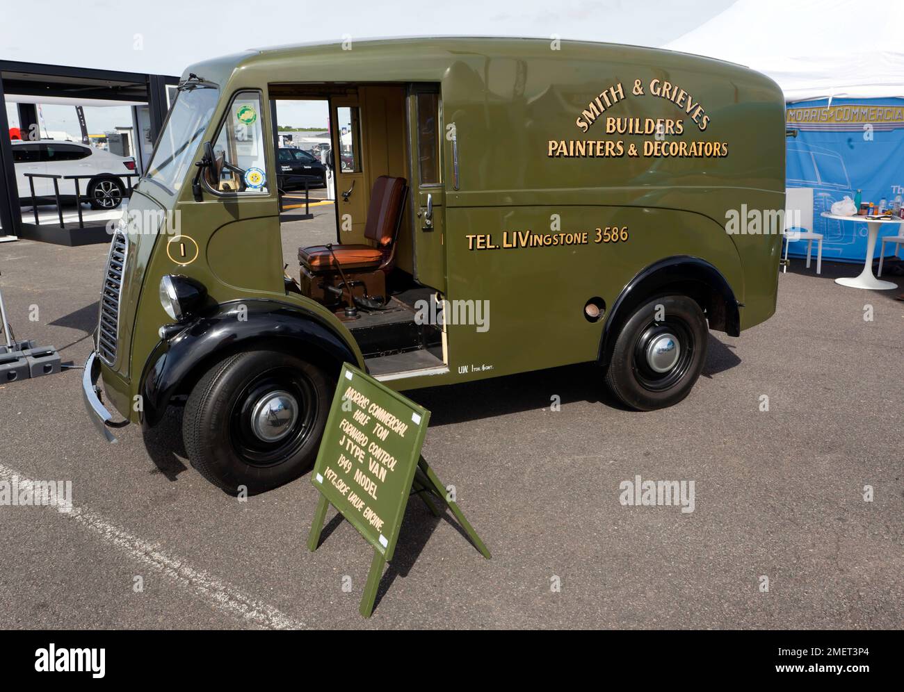 Vista lateral de una 1949, verde, Morris Commercial Half Ton, Forward Control, J Type Van, en exhibición en el Silverstone Classic 2022 Foto de stock