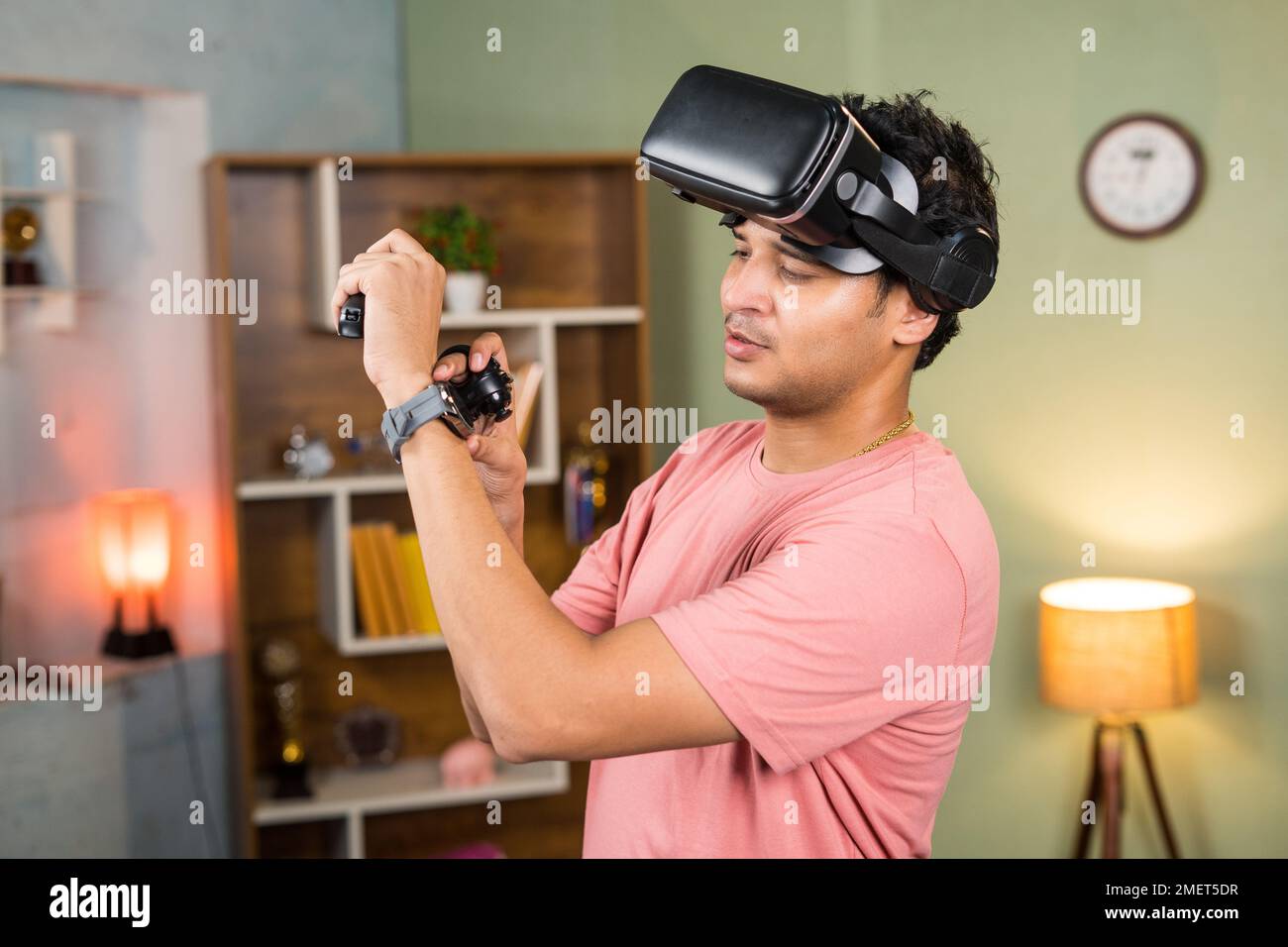 Hombre joven cansado dulce con VR o gafas de realidad virtual que  comprueban las calorías quemadas en el smartwatch después del entrenamiento  en VR en casa - concepto de relajación Fotografía de