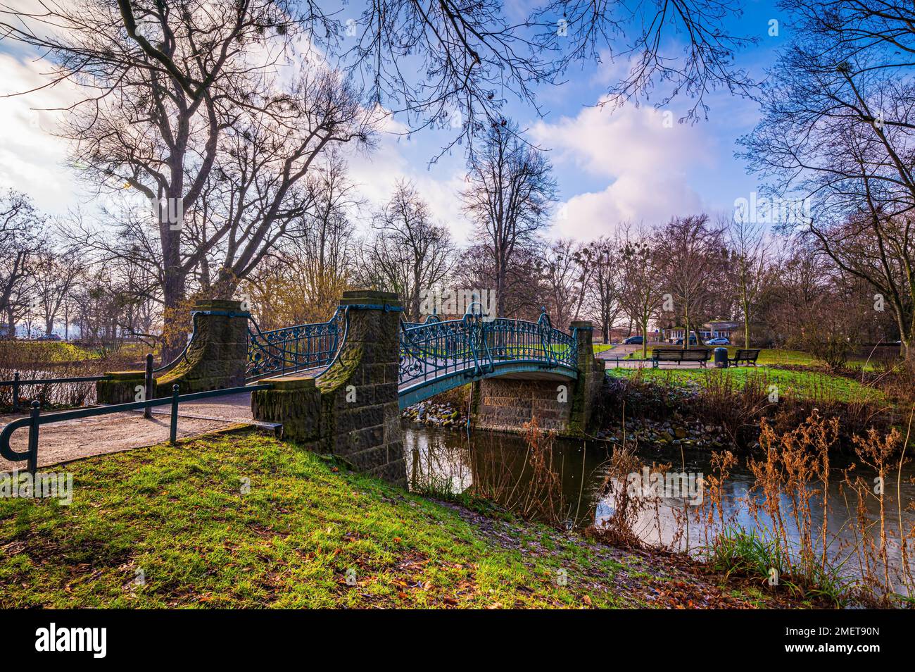 El puente de Maschpark protegido por el patrimonio en el Maschpark bajo cielos azules, semanas dispersas y sol, Hannover, Baja Sajonia, Alemania Foto de stock