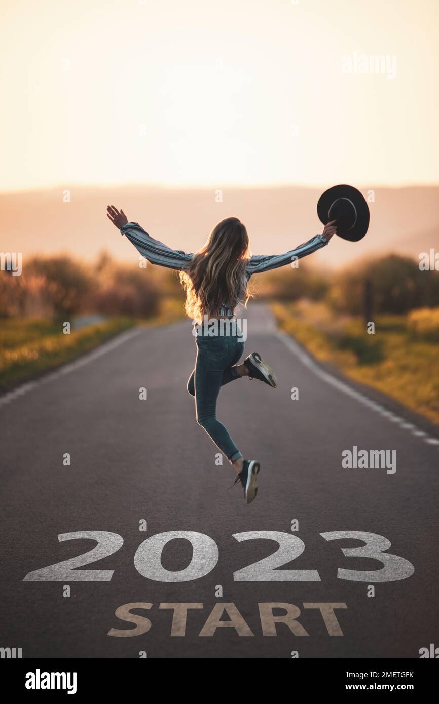 Chica deportiva que se prepara para el año nuevo. Concepto de nuevos logros profesionales en el 