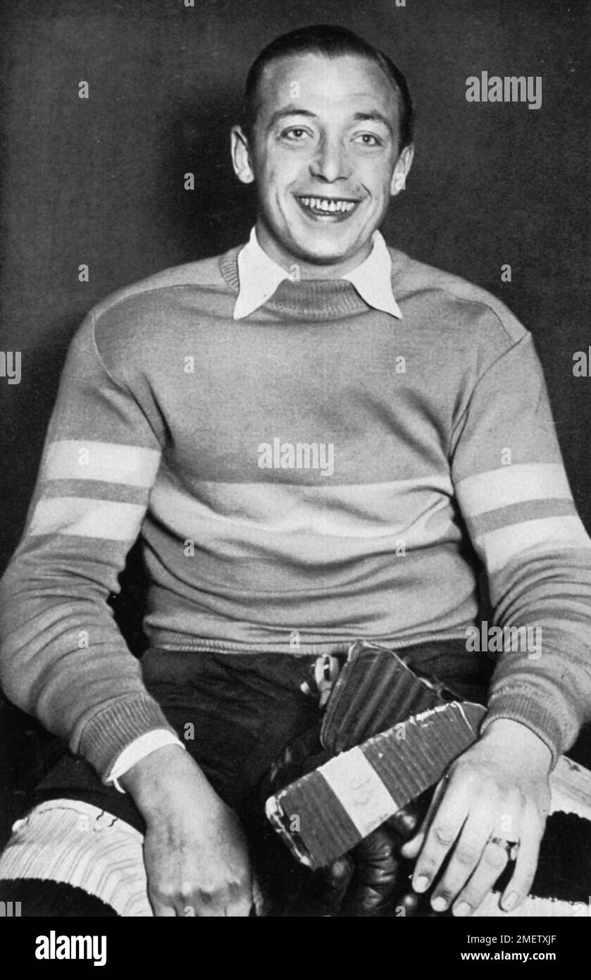 Hockey sobre hielo, Gustav Jaenecke el capitán del equipo alemán y su mejor jugador Foto de stock