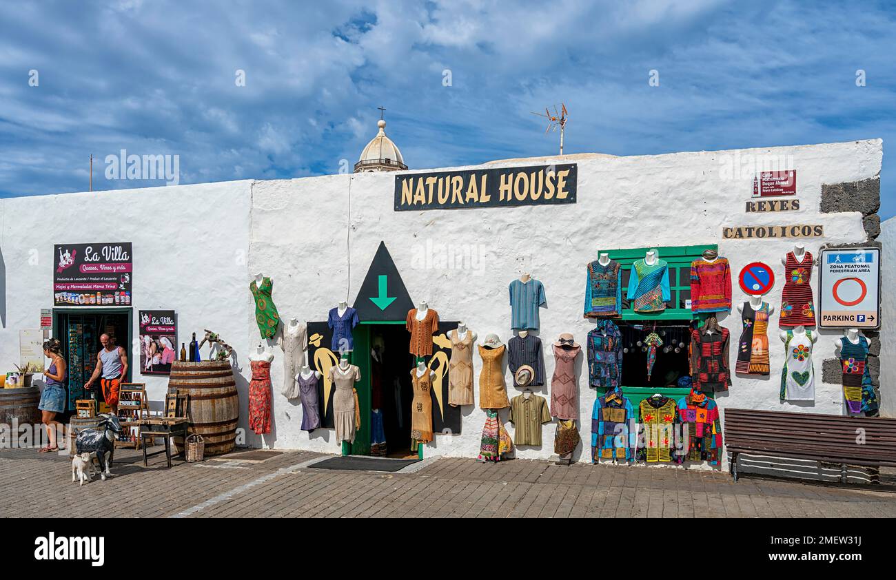 Mercado dominical y casco antiguo de Teguise, antigua capital, Lanzarote, Islas Canarias, España Foto de stock