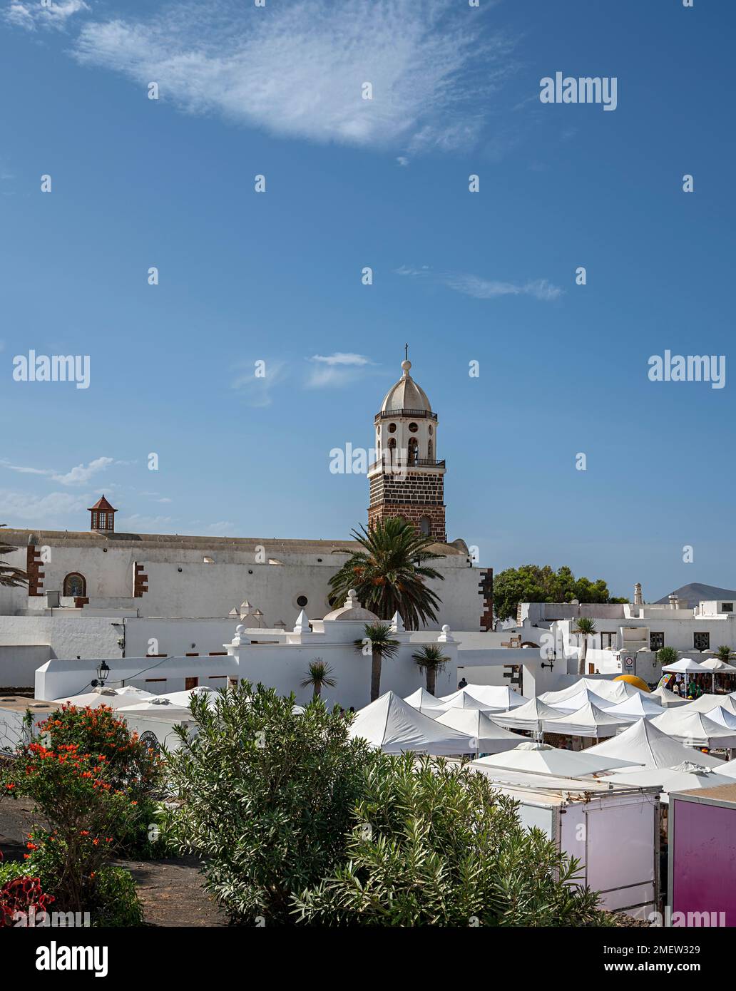 Mercado dominical y casco antiguo de Teguise, antigua capital, Lanzarote, Islas Canarias, España Foto de stock