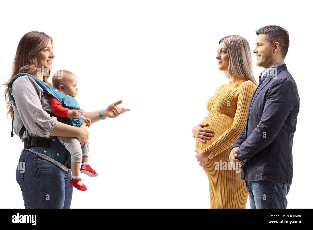 Foto de perfil de una madre con un bebé en un portabebés hablando con una  mujer embarazada con su marido aislado sobre fondo blanco Fotografía de  stock - Alamy