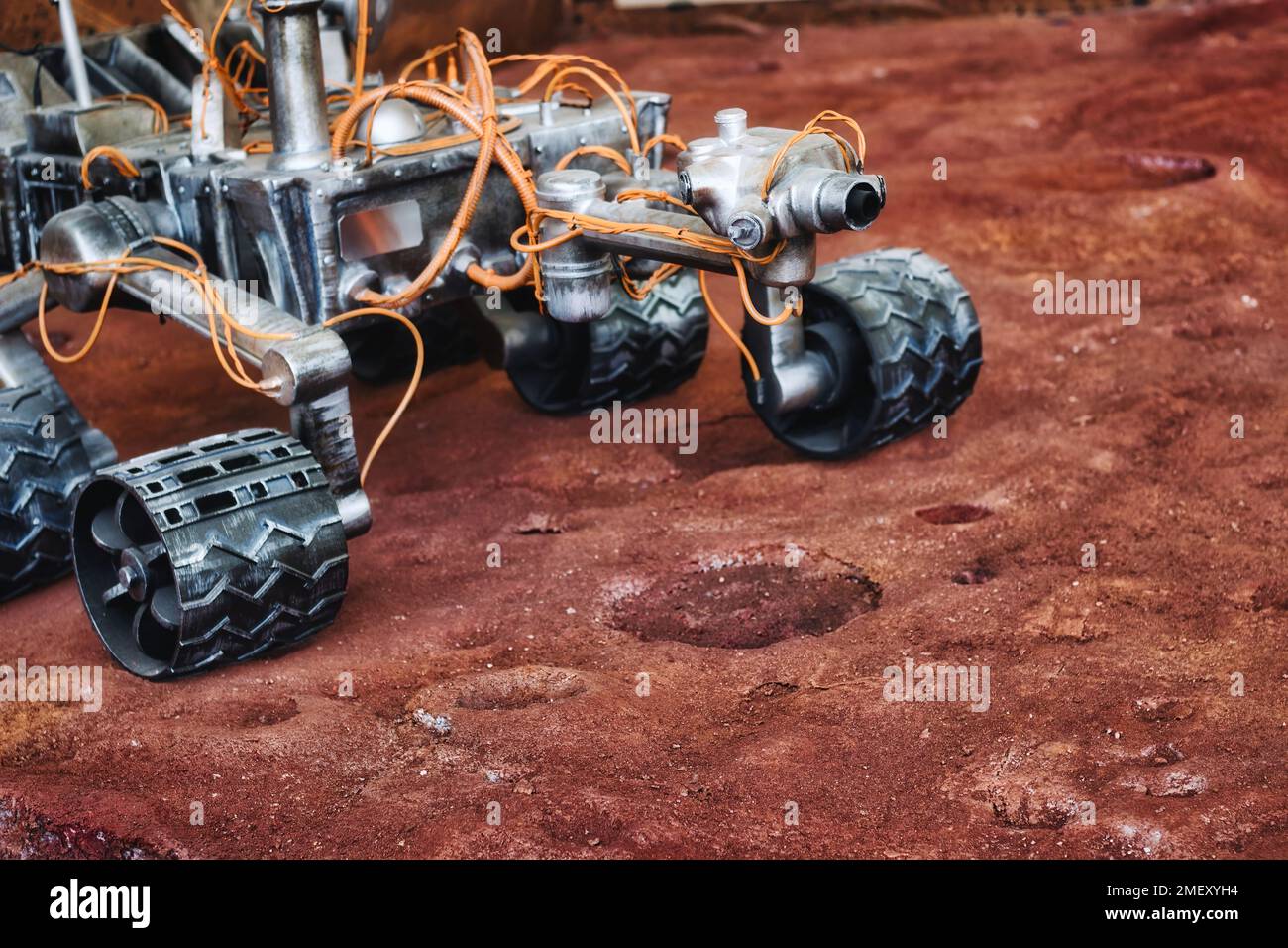 Primer plano del vehículo de exploración Mars rover en la superficie del planeta rojo Foto de stock