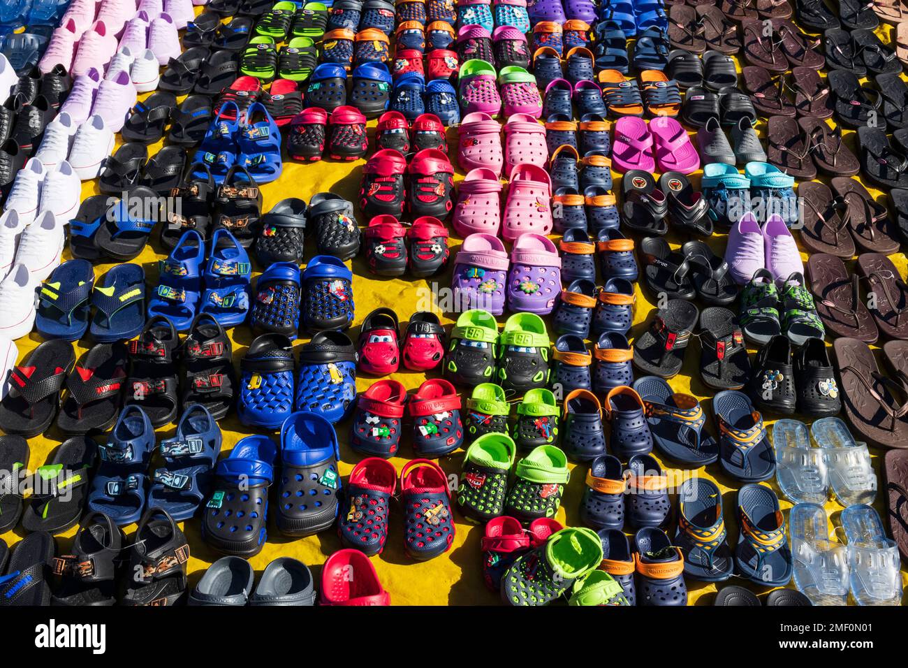 Sandalias y sandalias estilo cocodrilo a la venta en un mercado en México  Fotografía de stock - Alamy