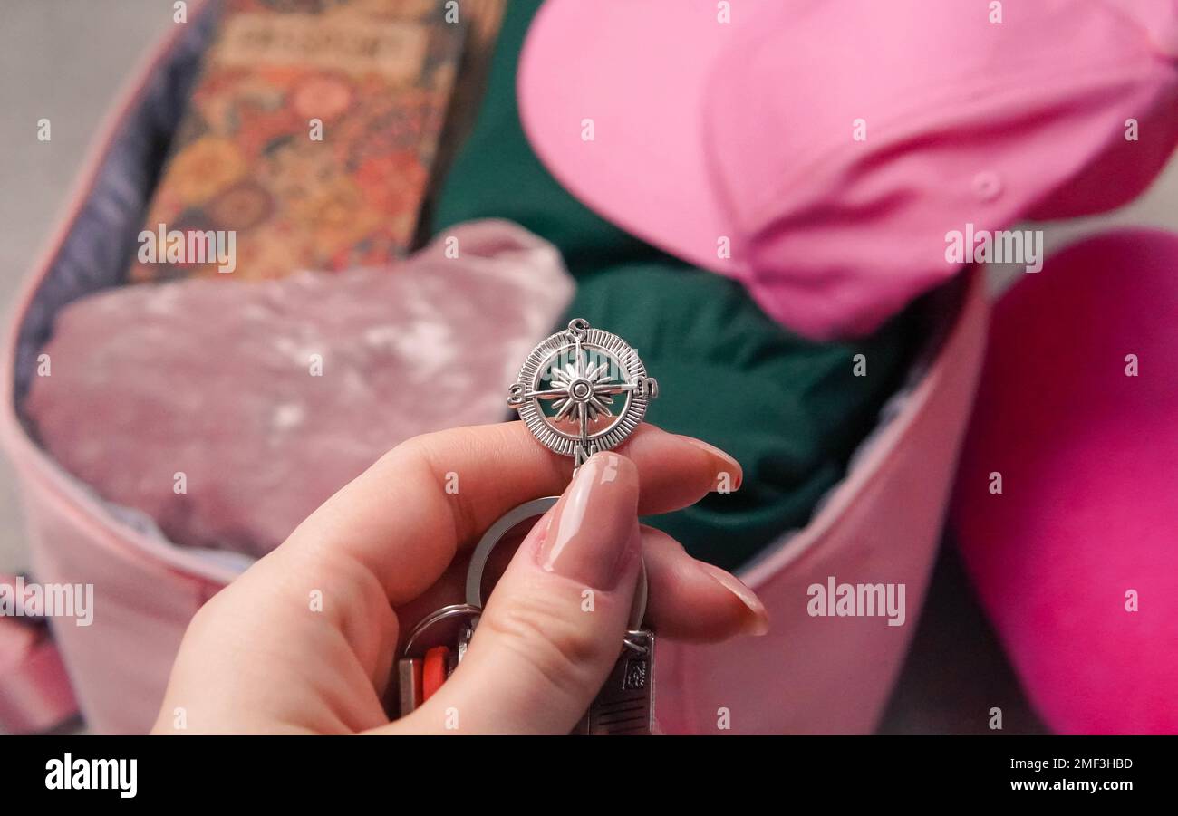 pasaporte, brújula y mochila rosa para viajes turísticos, empacando ropa para el viaje. Foto de alta calidad Foto de stock