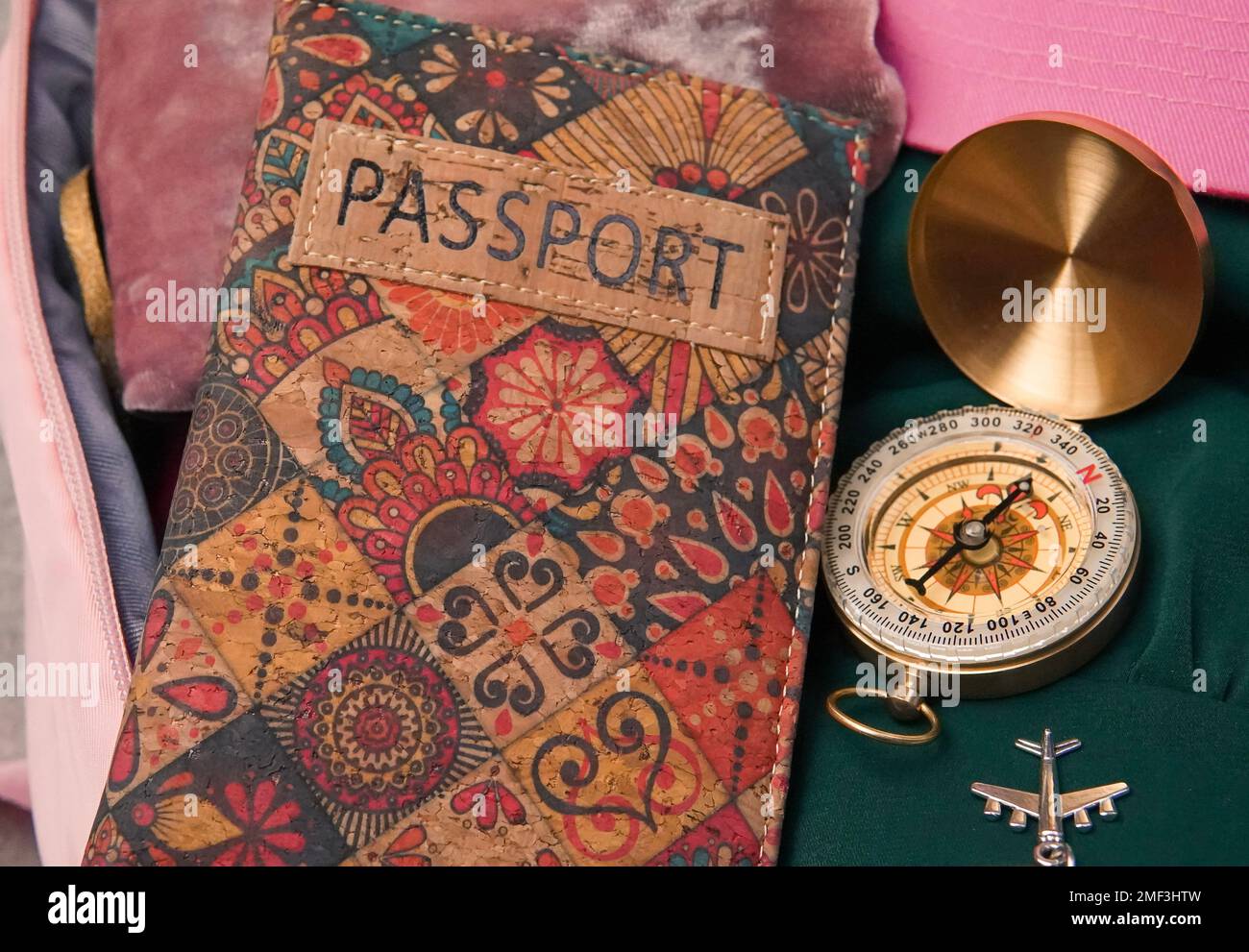 pasaporte, brújula y mochila rosa para viajes turísticos, empacando ropa para el viaje. Foto de alta calidad Foto de stock