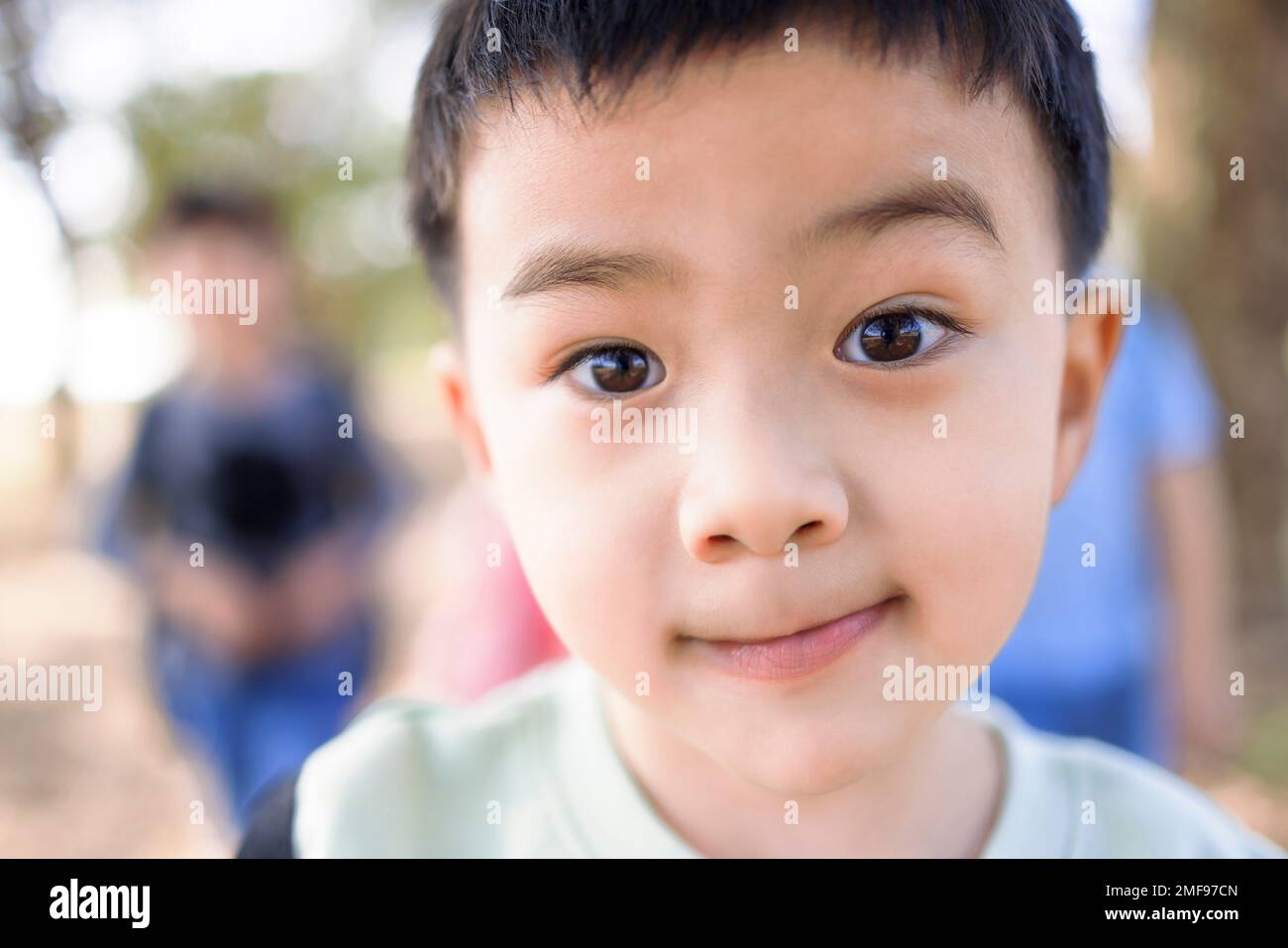 Closeup chico asiático con cara sonriente Foto de stock