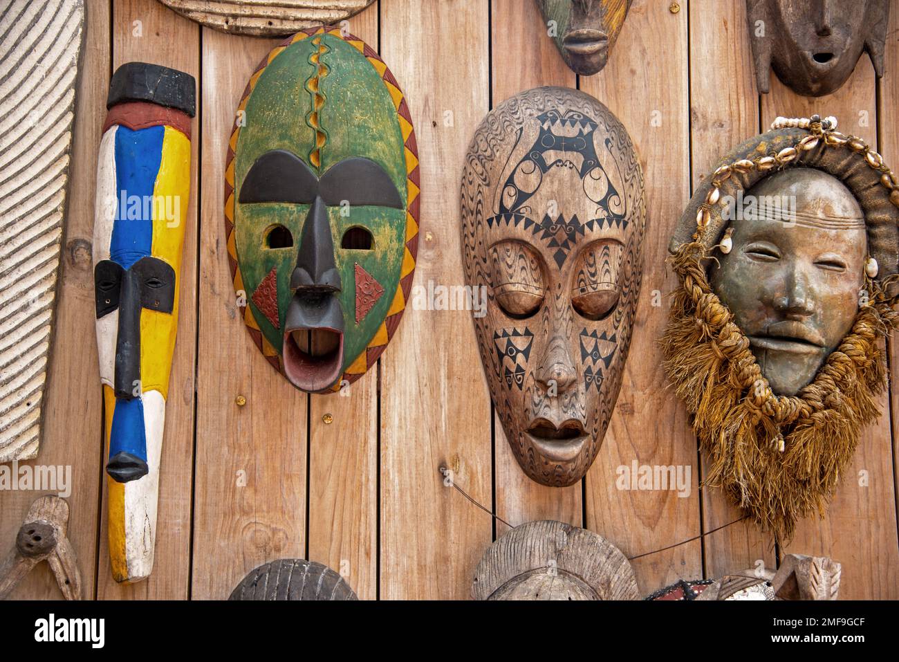 Máscaras africanas colgando en una pared Fotografía de stock - Alamy