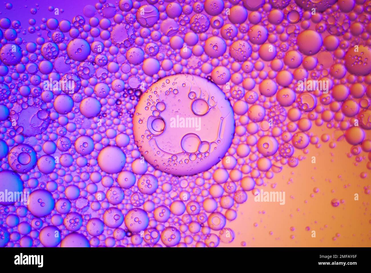 Vista superior movimiento de las burbujas de aceite en el líquido. Fondo  multicolor de la superficie del aceite. Fantástica estructura de burbujas  de colores. Imagen artística colorida Fotografía de stock - Alamy