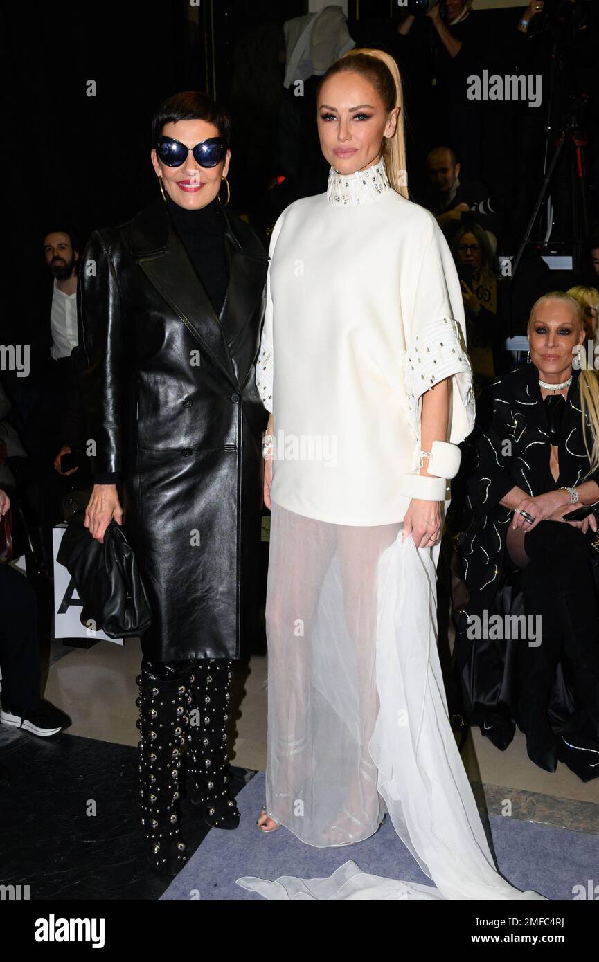 Cristina Cordula y Adriana Karembeu asisten al desfile Stephane Rolland  2023-2024 como parte de la Semana de la Moda de París el 24 de enero de  2023 en París, Francia. Foto de