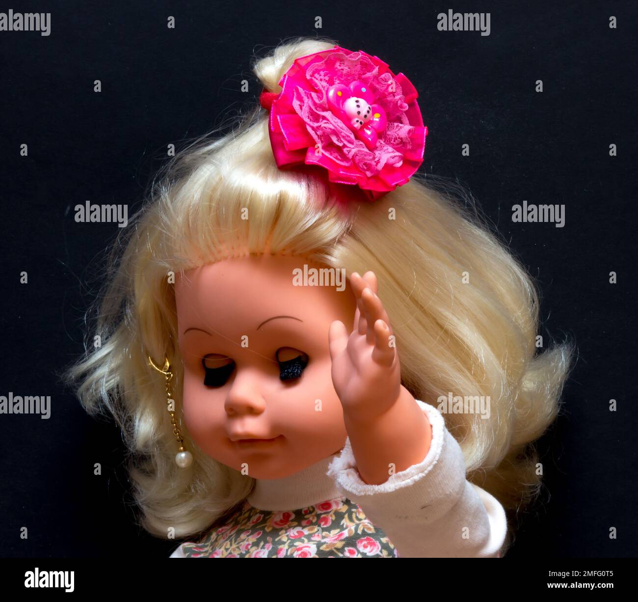 Muñeca miniatura niña fotografías e imágenes de alta resolución - Alamy