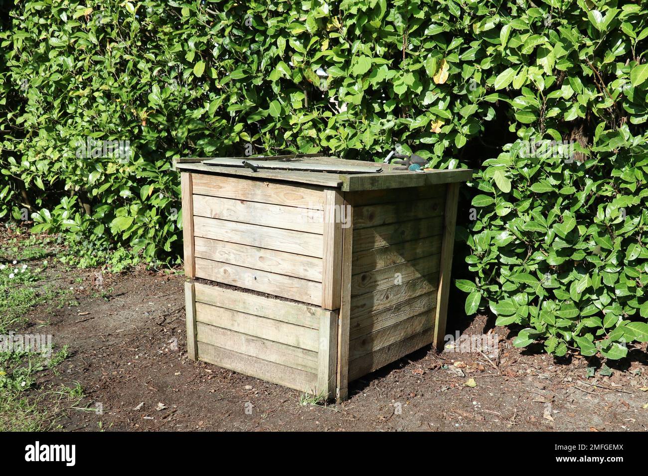 Gusano compostaje caja de madera en un jardín Fotografía de stock - Alamy