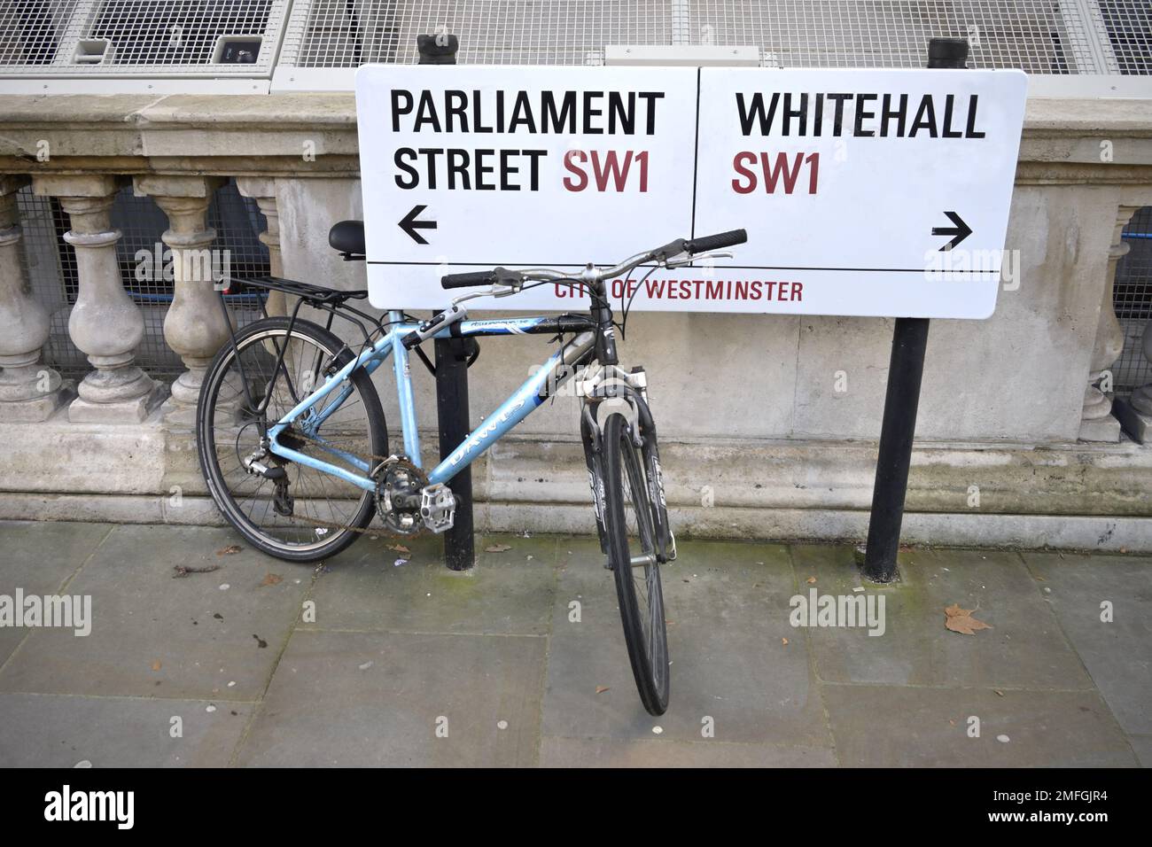 Londres, Inglaterra, Reino Unido. Bicicleta cambiada a una señal de la calle en Westminster Foto de stock