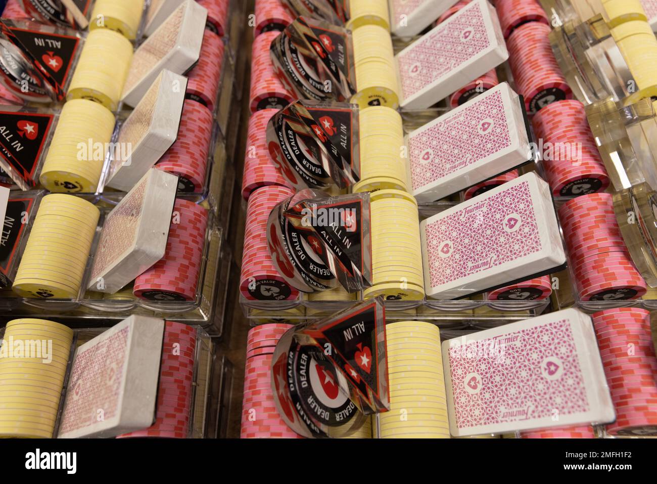 Fichas de póquer, cartas y marcador de distribuidor, parte del juego de casino. Foto de stock