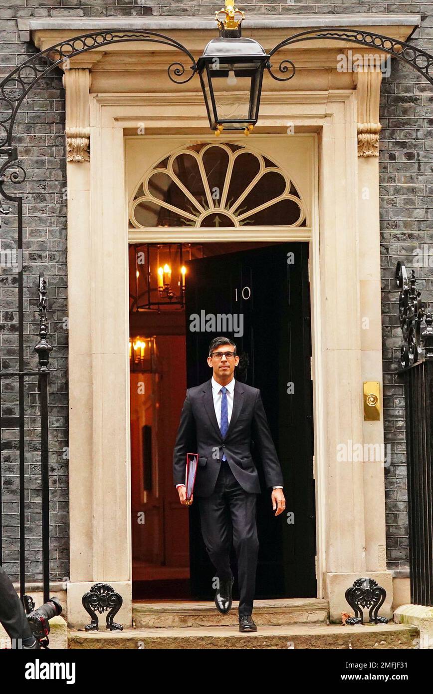 El primer ministro Rishi Sunak sale del 10 de Downing Street, Londres, para asistir a las preguntas del primer ministro en las cámaras del Parlamento. Fecha de la fotografía: Miércoles 25 de enero de 2023. Foto de stock
