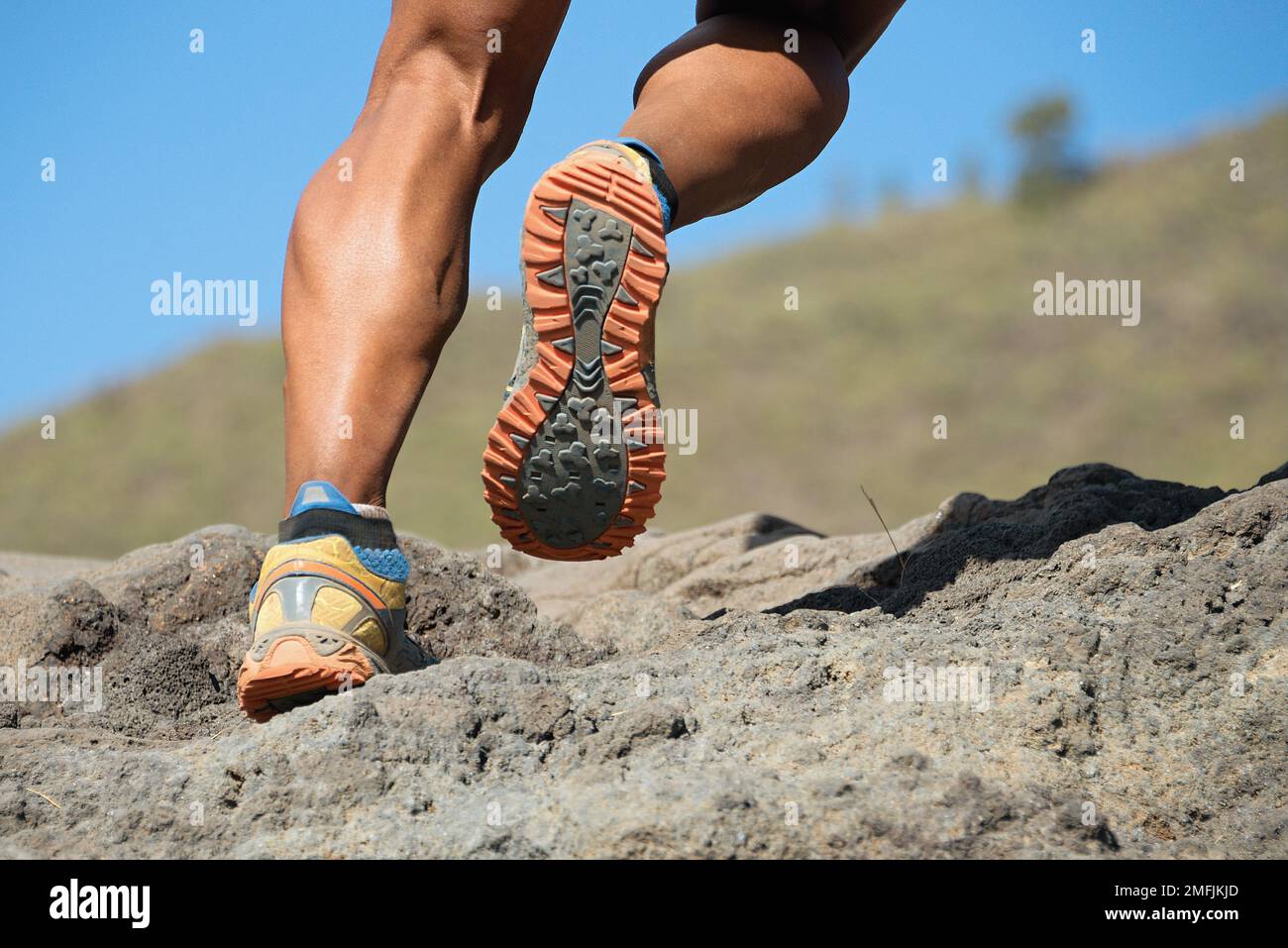 Un hombre runner de trail. y pies de atleta con calzado deportivo