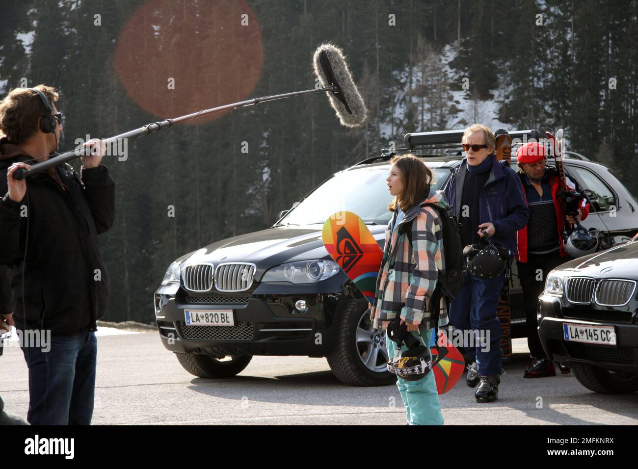 Felicity Jones y Bill Nighy filmando Chalet Girl en Sankt Anton am Arlberg, Austria Foto de stock