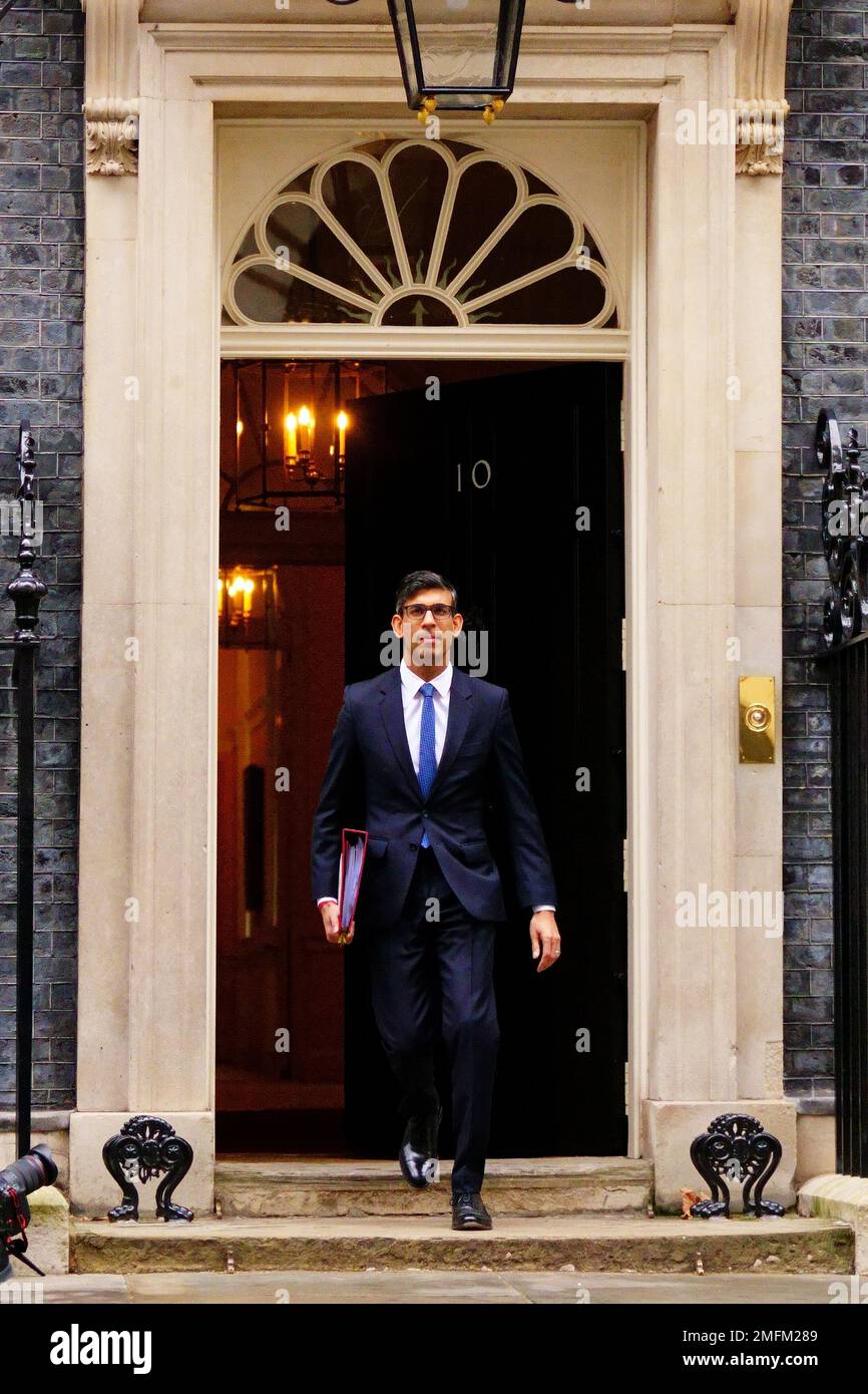 El primer ministro Rishi Sunak sale del 10 de Downing Street, Londres, para asistir a las preguntas del primer ministro en las cámaras del Parlamento. Fecha de la fotografía: Miércoles 25 de enero de 2023. Foto de stock