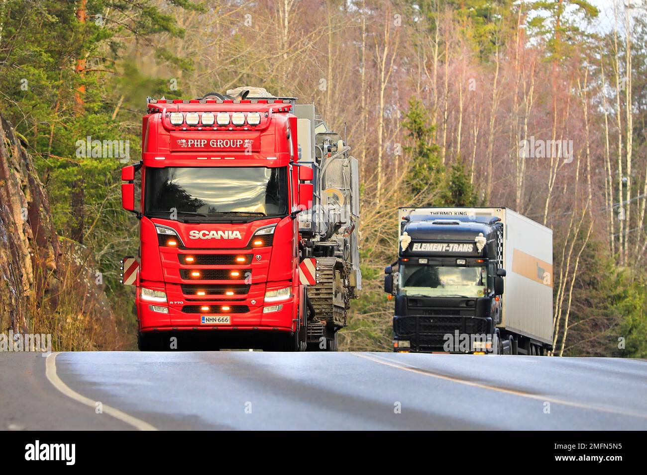 SALO, Finlandia - Octubre 8, 2016: Personalizado camión Scania con bull bar  y accesorios de iluminación de MHL-Trans lances de remolacha azucarera,  junto a la autopista a la sug Fotografía de stock - Alamy